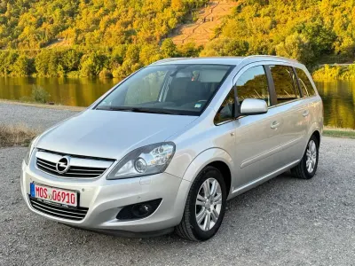 Gebraucht Opel Zafira Family 140 PS (102 kW) 2013 Argon silber/ice silver (m2) Van / Kleinbus