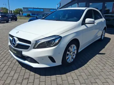 Gebraucht Mercedes A180 Style 109 PS (80 kW) 2015 Calcitweiss  unilack Kleinwagen