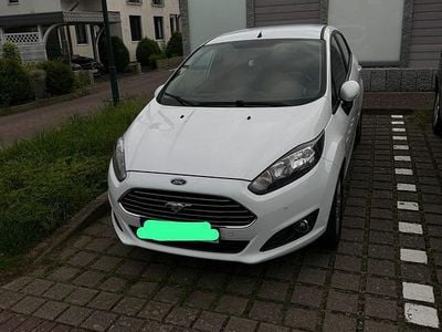 Weiß Gebraucht 2013 Ford Fiesta Limousine | 8.000 €