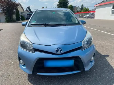 Gebraucht Toyota Yaris Hybrid 75 PS (55 kW) 2013 Blau Kleinwagen