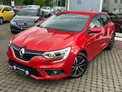Używany Renault Mégane Experience 101 KM (74 kW) 2017 Czerwony Sedan/Limuzyna