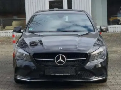 Gebraucht Mercedes CLA200 Shooting Brake 136 PS (100 kW) 2018 Nachtschwarz  unilack Kombi