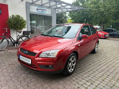 Gebraucht Ford Focus Style 101 PS (74 kW) 2007 Rot Kleinwagen