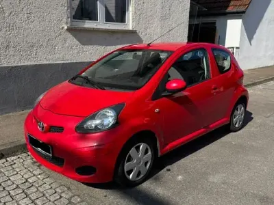 Gebraucht Toyota Aygo 68 PS (50 kW) 2009 Rot Kleinwagen