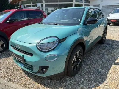 Neu Fiat 600 Icon 101 PS (74 kW) 2026 Blau SUV