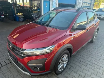 Używany Dacia Sandero Essentiel 91 KM (66 kW) 2022 Czerwony Minivan