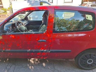 Usado Renault Clio II Authentique 58 HP (42 kW) 2010 Vermelho Sedan