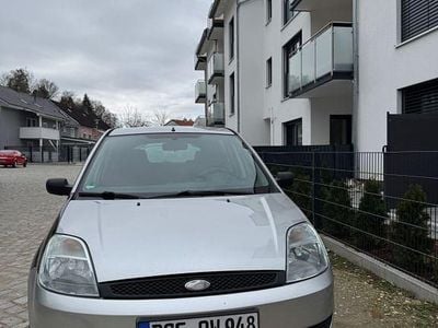 Gebraucht Ford Fiesta Ambiente 80 PS (58 kW) 2005 Silber Kleinwagen