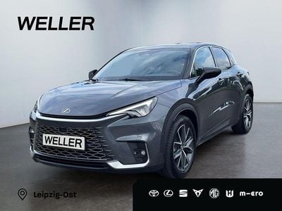 Neu Lexus LBX 136 PS (100 kW) 2025 1l1)/ black (202) (grau SUV