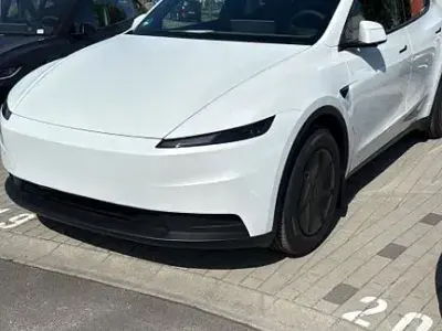 Neu Tesla Model Y Standard Range 114 kW (155 PS) 2026 Weiß SUV