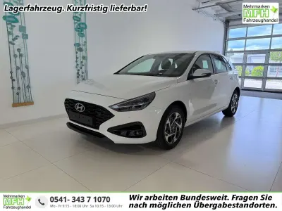 Neu Hyundai i30 GO! 97 PS (71 kW) 2025 Shimmering silver metallic Limousine