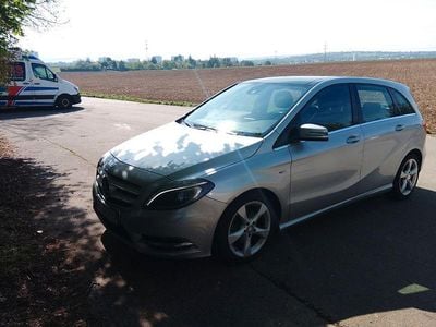 Gebraucht Mercedes B180 Edition 1 122 PS (89 kW) 2012 Silber Van / Kleinbus