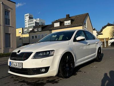 Gebraucht Skoda Octavia Ambition 150 PS (110 kW) 2014 Weiß Kleinwagen