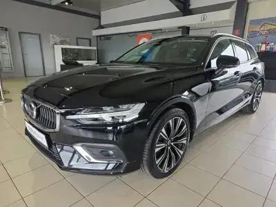 Używany Volvo V60 Ultimate 197 KM (144 kW) 2022 Czarny Kombi
