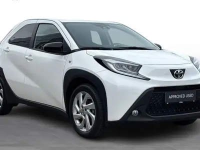 Gebraucht Toyota Aygo X Active 72 PS (52 kW) 2024 Schneeweiß 040 SUV