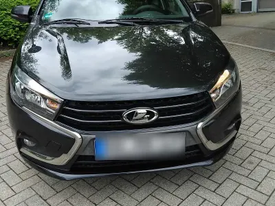 Gebraucht Lada Vesta 102 PS (75 kW) 2018 Schwarz Limousine