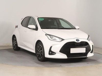 Super white 2 Gebraucht 2023 Toyota Yaris Hybrid Comfort Limousine | 19.790 € (Fairer Preis)