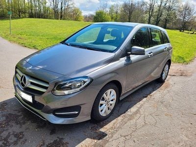 Usata Mercedes B180 122 CV (89 kW) 2017 Grigio Monovolume