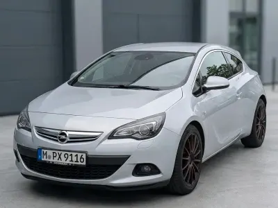 Gebraucht Opel Astra GTC Innovation 140 PS (102 kW) 2012 Silber Limousine