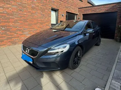 Gebraucht Volvo V40 Momentum 120 PS (88 kW) 2018 Blau Limousine