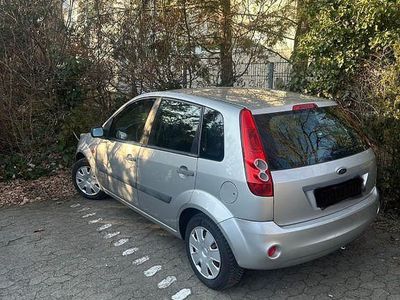 Gebraucht Ford Fiesta 80 PS (58 kW) 2007 Silber Limousine