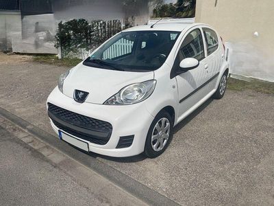 Gebraucht Peugeot 107 Urban Move 68 PS (50 kW) 2011 Weiß Kleinwagen
