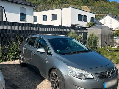 Usata Opel Astra 140 CV (102 kW) 2012 Grigio Berlina