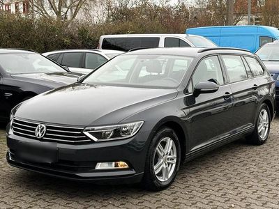 Gebraucht VW Passat 150 PS (110 kW) 2018 Grün Kombi
