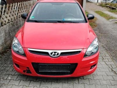 Gebraucht Hyundai i30 110 PS (80 kW) 2009 Rot Limousine