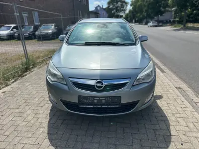 Gebraucht Opel Astra Edition 110 PS (80 kW) 2011 Silber Kombi