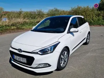 Gebraucht Hyundai i20 Passion Plus 120 PS (88 kW) 2016 Weiß Limousine