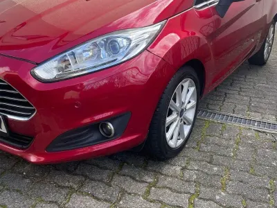 Gebraucht Ford Fiesta Titanium 101 PS (74 kW) 2016 Rot Kleinwagen