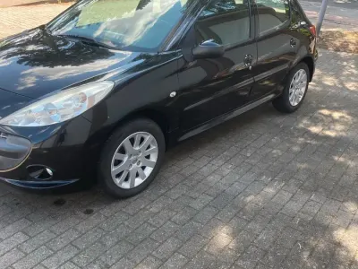 Gebraucht Peugeot 206+ 75 PS (55 kW) 2009 Schwarz Kleinwagen