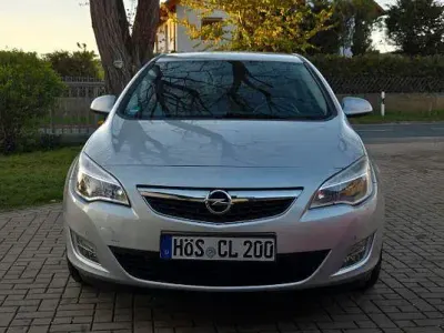 Gebraucht Opel Astra Edition 140 PS (102 kW) 2011 Silber Kombi