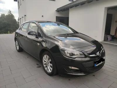 Gebraucht Opel Astra Edition 136 PS (100 kW) 2013 Schwarz Kleinwagen