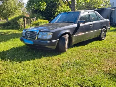 Używany Mercedes E300 Sportline 180 KM (132 kW) 1990 Czarny Sedan/Limuzyna