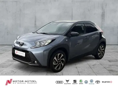 Neu Toyota Aygo X 72 PS (52 kW) 2025 Celestite grey (1k3)/ black mi SUV