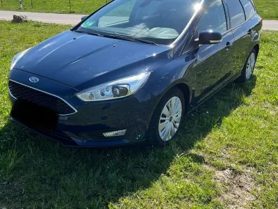 Usado Ford Focus Trend 125 CV (91 kW) 2018 Azul Berlina