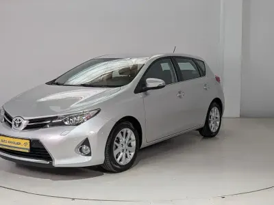 Gebraucht Toyota Auris Edition 132 PS (97 kW) 2013 Grau Limousine