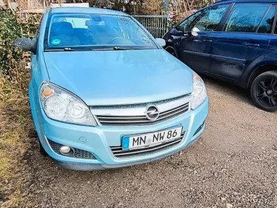 Używany Opel Astra 116 KM (85 kW) 2009 Niebieski Sedan/Limuzyna