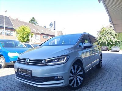 Silber Gebraucht 2024 VW Touran Highline Van / Kleinbus | 37.900 € (Etwas zu teuer)