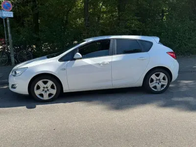 Używany Opel Astra Design Edition 140 KM (102 kW) 2011 Biały Sedan/Limuzyna