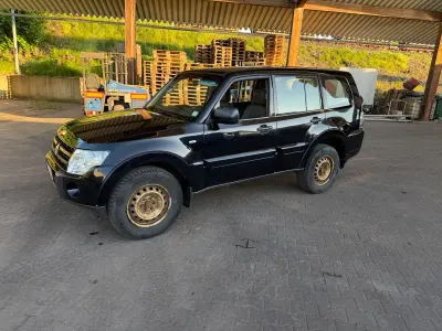 Gebraucht Mitsubishi Pajero Inform 200 PS (147 kW) 2010 Schwarz SUV