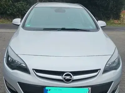 Gebraucht Opel Astra Exklusiv 110 PS (80 kW) 2014 Silber Limousine