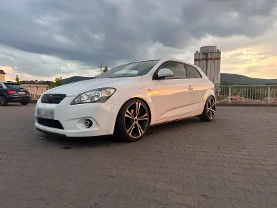 Gebraucht Kia Ceed 145 PS (106 kW) 2009 Weiß Kleinwagen