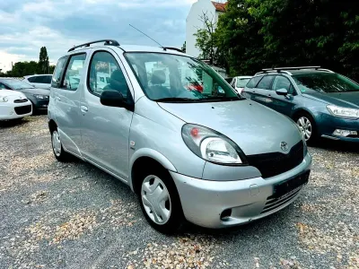 Gebraucht Toyota Yaris 86 PS (63 kW) 2001 Brilliantsilbermetallic Van / Kleinbus
