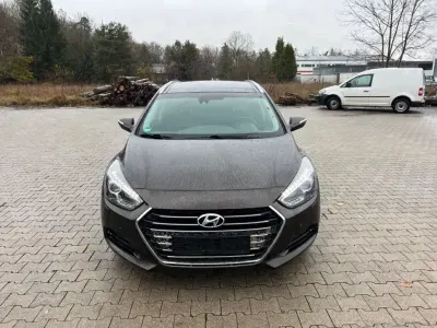 Gebraucht Hyundai i40 Premium 141 PS (103 kW) 2015 Braun Kombi