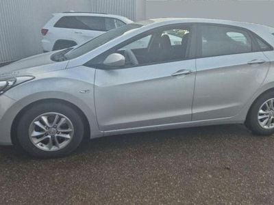 Sleek silver / met Gebraucht 2015 Hyundai i30 Edition Limousine | 9.995 € (Etwas zu teuer)