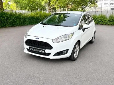 Gebraucht Ford Fiesta Trend 101 PS (74 kW) 2016 Weiß Kleinwagen