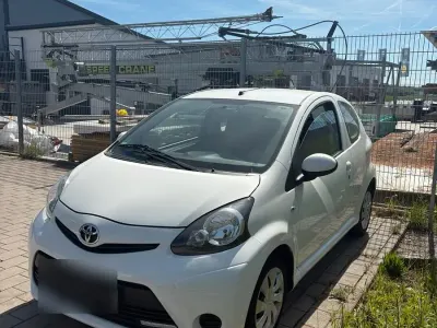 Gebraucht Toyota Aygo 68 PS (50 kW) 2013 Weiß Kleinwagen